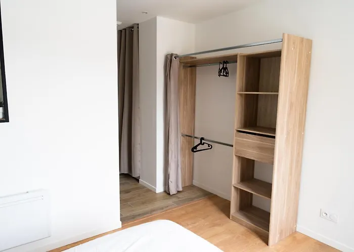 Calme & Confort Avec Parking Prive A Apartament *